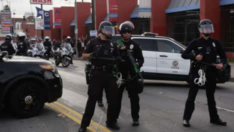 Hollywood-Policía-Officers-Talking-During-Protests