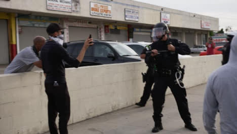 Hollywood-Demonstrant-Stellt-Sich-Während-Protesten-Mit-Der-Polizei