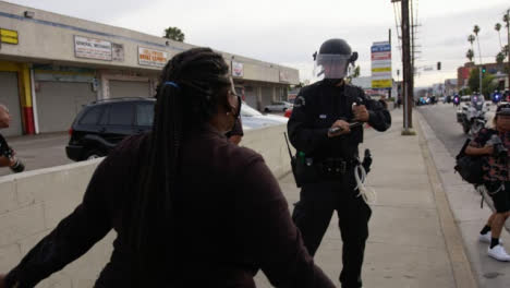 Hollywood-Polizei-Warnt-Demonstranten-Während-Konfrontation