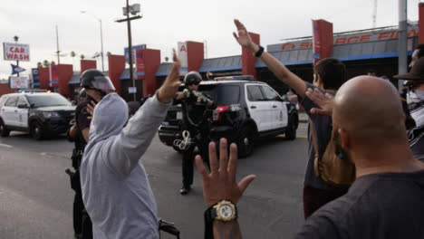 Hollywood-Angespannter-Abstand-Zwischen-Polizei-Und-Demonstranten