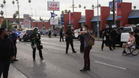 Hollywood-Demonstrant-Versucht-Diffuse-Angespannte-Konfrontation-Mit-Der-Polizei