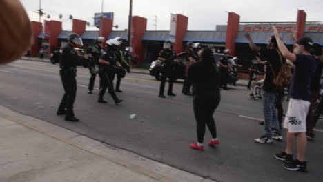 Hollywood-Demonstrantin-Klatscht-Während-Des-Protests-Sarkastisch-Auf-Die-Polizei