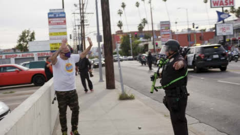 Hollywood-Polizist-Bringt-Demonstranten-Dazu,-Während-Des-Protests-Zu-Bewegen