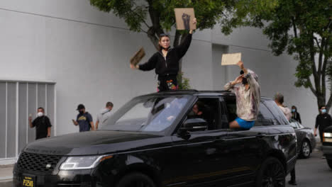 Hollywood-Demonstranten-Schreien-Während-Der-Demonstranten-Aus-Dem-Auto