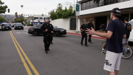 Hollywood-Policía-Walk-Towards-Protesters