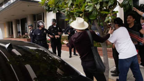 Hollywood-Distanziert-Sich-Zwischen-Polizei-Und-Demonstranten