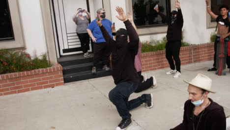 Hollywood-Demonstranten-Knien-Während-Des-Protests-Gegen-Die-Polizei