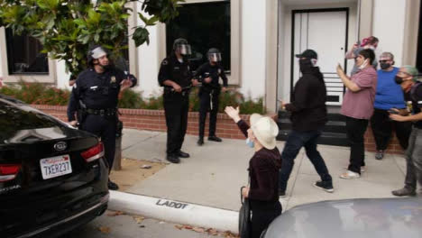 Hollywood-Polizisten-Fordern-Die-Demonstranten-Auf,-Sich-Zurückzuziehen