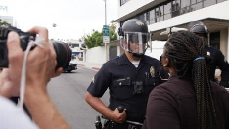 Schwarze-Frau-Aus-Hollywood,-Die-Während-Des-Protests-Einen-Polizisten-Anschreit