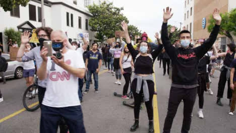 Hollywood-Linie-Von-Polizisten,-Die-Demonstranten-Blockieren