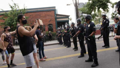 Hollywood-Linie-Von-Polizisten-Blockiert-Demonstranten