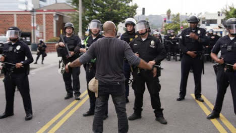 Hollywood-Man-Confronts-Line-of-Policía-Officers-During-Protests