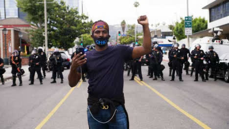 Hollywood-Porträt-Eines-Demonstranten-Vor-Der-Polizei