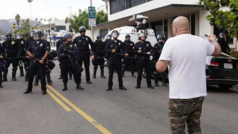 Der-Kaukasische-Hollywood-Mann-Konfrontiert-Die-Polizei-Während-Des-Protests