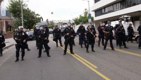 Hollywood-Lines-of-Policía-Officers-Blocking-Street-During-Protest
