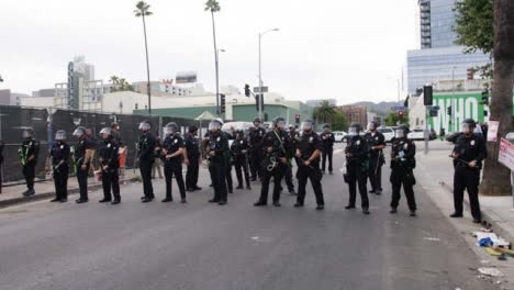Hollywood-Policía-Officers-Blocking-Street-During-Protest
