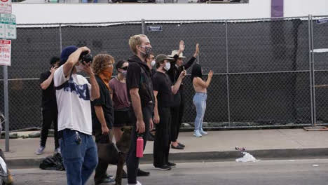 Hollywood-Protesters-Stand-Facing-Policía-During-Protest