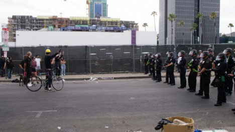 Hollywood-Demonstranten-Und-Polizei-Stehen-Sich-Während-Des-Protests-Gegenüber