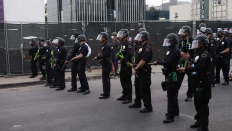 Hollywood-Policía-Officers-Standing-Holding-Batons-During-Protest
