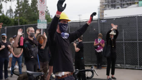 Hollywood-Herido-Hombre-Levantando-Las-Manos-Durante-La-Protesta
