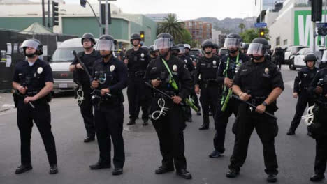 Hollywood-Eine-Gruppe-Von-Polizeibeamten,-Die-Während-Des-Protests-Stehen