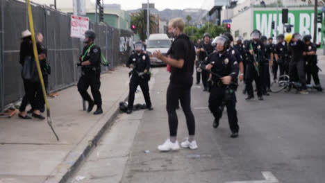 Manifestantes-De-Hollywood-Empujados-Contra-La-Cerca-Durante-La-Protesta