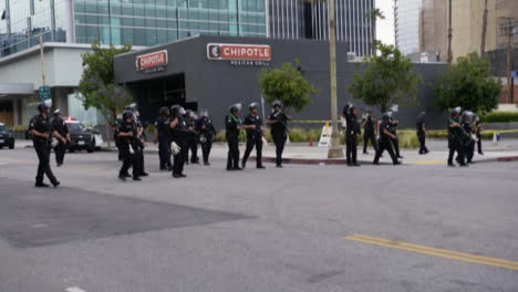 Hollywood-Polizei-Rennt,-Um-Demonstranten-Während-Des-Protests-Zu-Zerstreuen