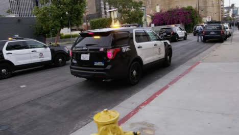 Hollywood-Polizeifahrzeuge-Bewegen-Sich-Langsam-Auf-Der-Straße