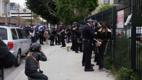 Hollywood-Demonstranten-Festgenommen-Und-An-Zaun-Gebunden