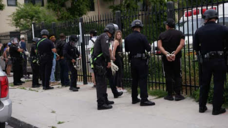 Hollywood-Eine-Reihe-Von-Demonstranten-Festgenommen-Und-Mit-Reißverschluss-Gegen-Zaun-Gebunden