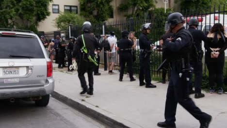 Hollywood-Polizisten-Entfernen-Sich-Von-Demonstranten-Mit-Reißverschluss
