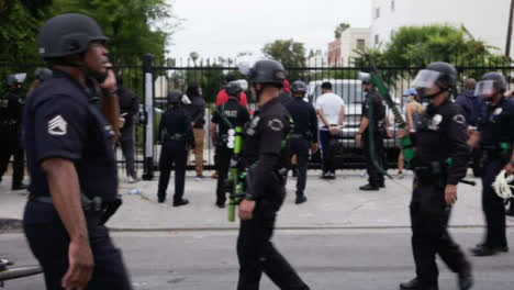 Bewaffnete-Polizisten-Aus-Hollywood-Beobachten-Festgenommene-Demonstranten