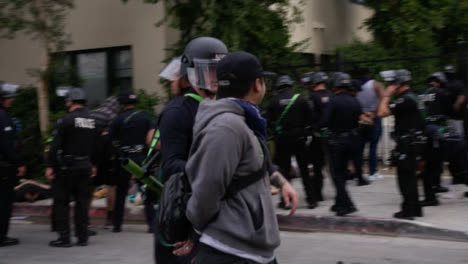 Hollywood-Arrested-Protester-Talking-to-Policía-Officer