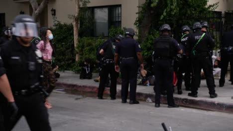 Hollywood-Verhaftete-Demonstranten,-Die-Nach-Protest-Am-Boden-Liegen