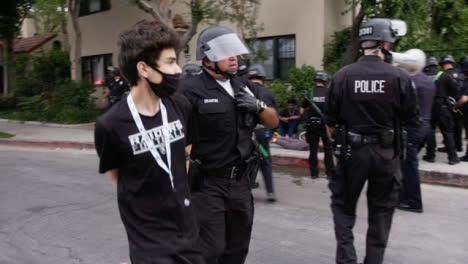 Hollywood-Geschäftige-Polizeiszene-Mit-Festnahmen-Nach-Protest