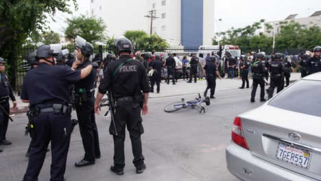 Hollywood-Breite-Geschäftige-Polizeiszene-Mit-Festnahmen-Nach-Protest