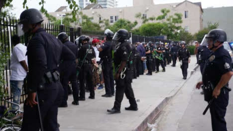 Hollywood-Polizei-Stellt-Festgenommene-Demonstranten-Gegen-Zaun-Auf