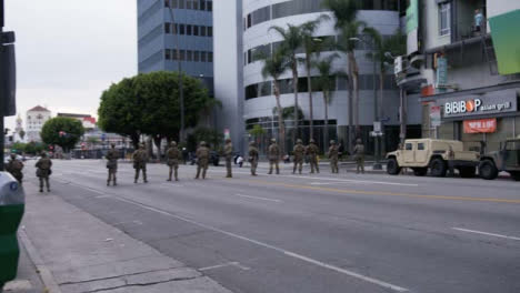 Hollywood-Militärsoldaten-Blockieren-Die-Straße