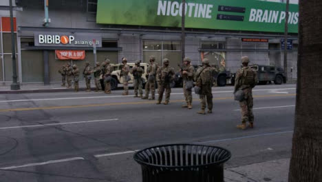 Hollywood-Frontpan-Militärsoldaten-Blockieren-Die-Straße