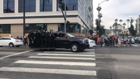 Hollywood-Konvoi-Von-Polizeifahrzeugen-Mit-Vorbeifahrenden-Beamten-Officers