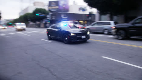 Hollywood-Polizeifahrzeuge-Mit-Blinkender-Sirene-Fahren-Vorbei