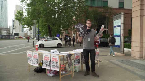 Hombre-De-Londres-Repartiendo-Carteles-De-Protesta-Blm-01