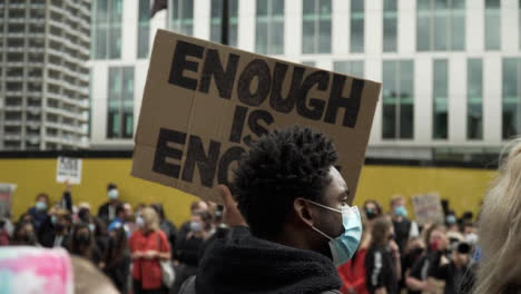 Londoner-Blm-Demonstrant,-Der-Ein-Schild-Hochhält,-Reicht-Aus