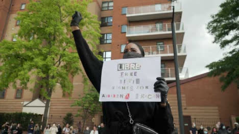 London-Blm-Demonstrant-Hält-Schild-Mit-Erhobener-Faust-In-Der-Luft