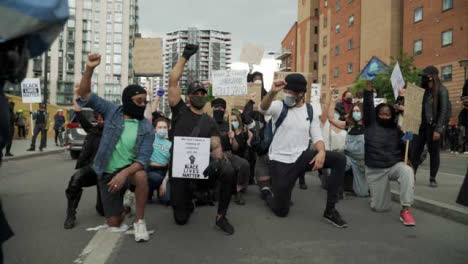 Manifestantes-De-Londres-Arrodillados-En-La-Carretera-Durante-Las-Protestas-Blm
