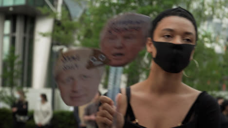 Londoner-Demonstrant-Mit-Boris-Johnson-Und-Donald-Trump-Schildern