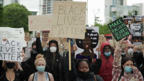 Manifestantes-De-Londres-Blm-Con-Carteles-Y-Marchando