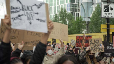 Blm-Demonstranten-Marschieren-Mit-Schildern-Durch-London