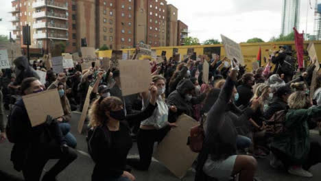 Blm-London-Demonstranten-Halten-Schilder-Und-Knien