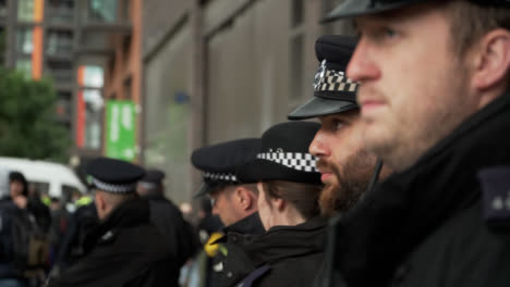 London-Policía-Officers-Monitor-BLM-Protests